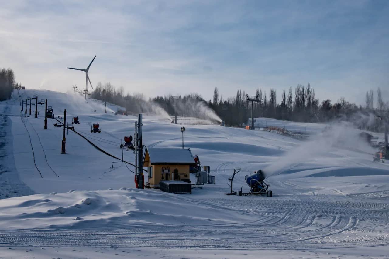 Łódź na narty? Kamieńsk czy Świętokrzyskie? Wybierz idealny stok!
