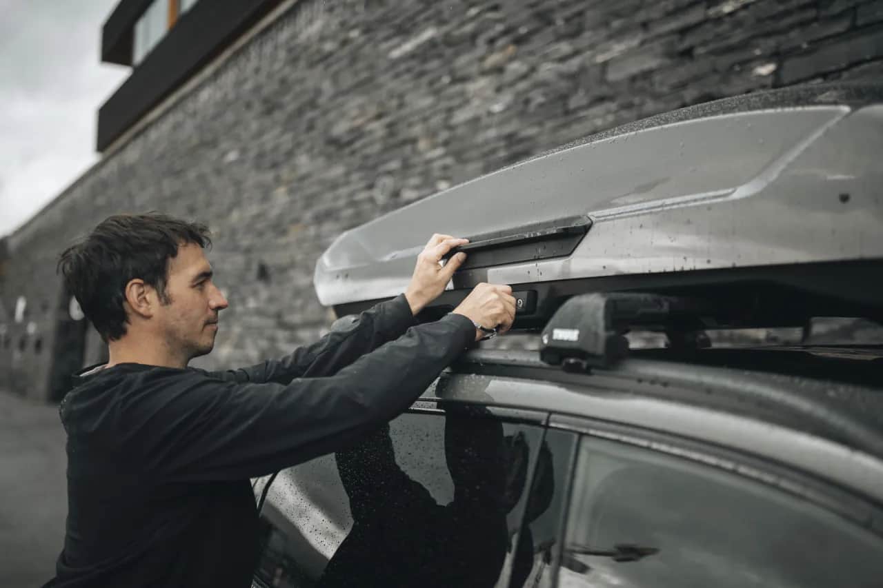 Bagażnik na narty: Uchwyt czy box? Jak wybrać bezpiecznie?