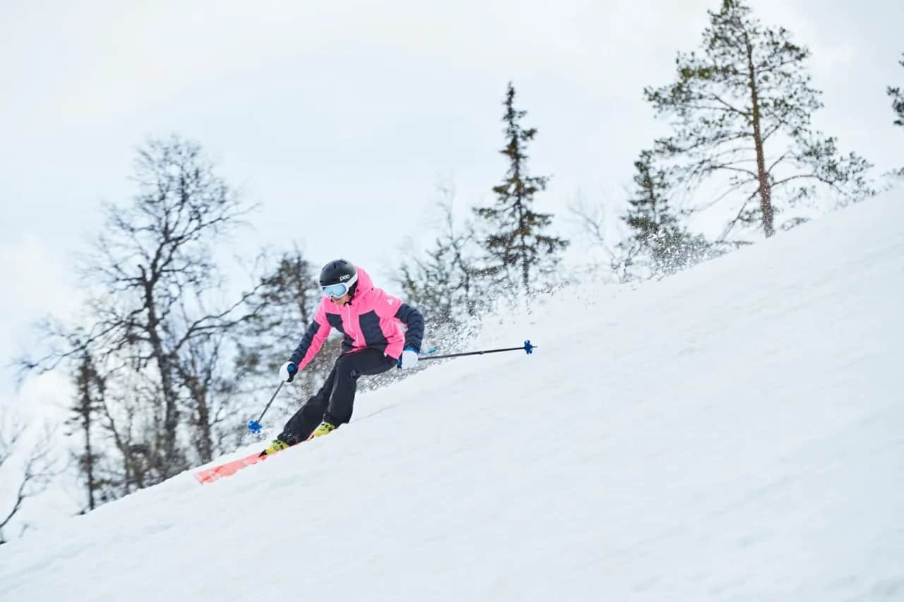 Kurtka narciarska w góry: kiedy tak, a kiedy to błąd?