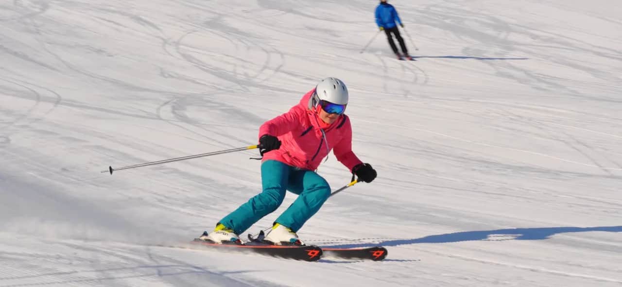 Ubrania na narty: Jak wybrać strój idealny? Poradnik ekspertki