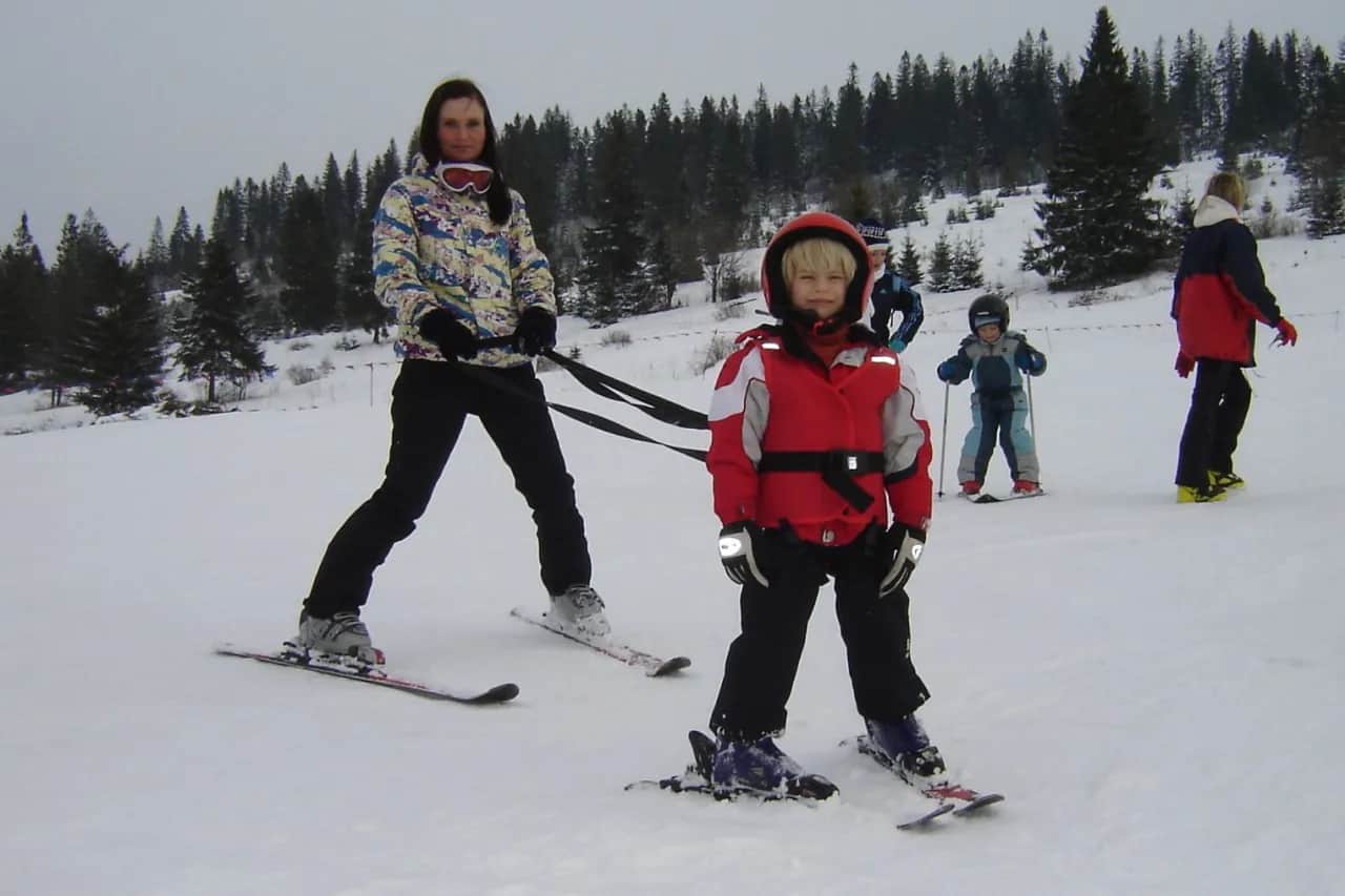 Szelki do nauki jazdy na nartach: Bezpieczny start? Opinie ekspertów.